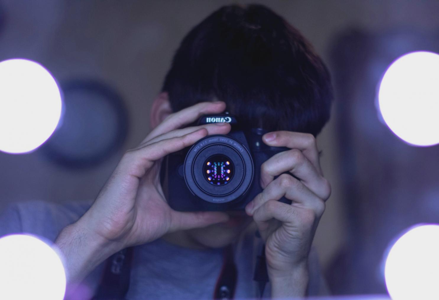 Studio di editing professionale con attrezzature moderne e ambiente creativo