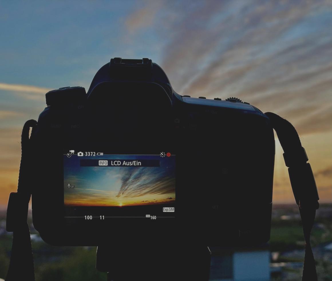 Editor professionista al lavoro su progetto cinematografico